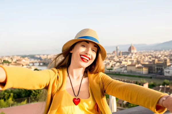 Frau in Florenz-Stadt unterwegs — Stockfoto