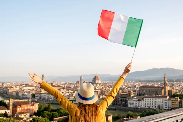 Mujer viajando en Florencia ciudad — Foto de Stock