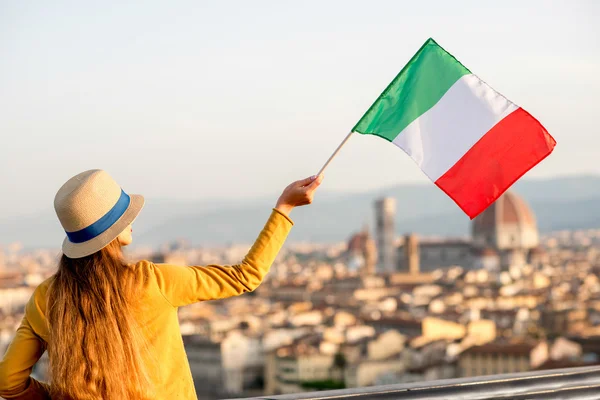 Mujer viajando en Florencia ciudad — Foto de Stock