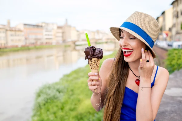 Turista se zmrzlinou ve městě Florencie — Stock fotografie