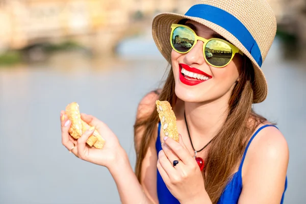 Turista con biscotti cantuccini a Firenze — Foto Stock