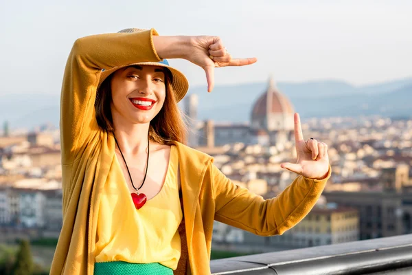 Vrouw reizen in Florence stad — Stockfoto