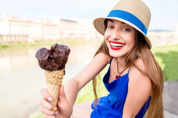 Turista con gelato nella città di Firenze — Foto Stock
