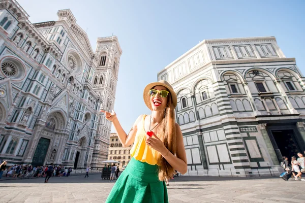 Женщина путешествует по Флоренции — стоковое фото