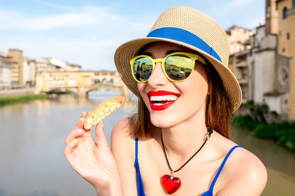 Turista con biscotti cantuccini a Firenze — Foto Stock