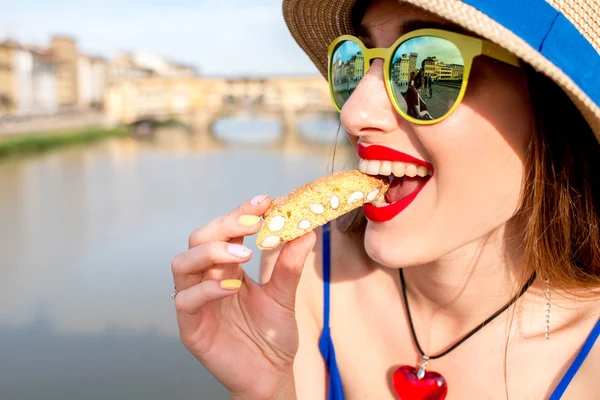Турист с печеньем кантучини во Флоренции — стоковое фото