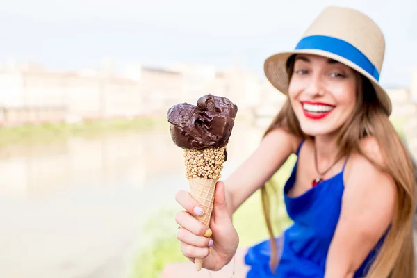 Турист с мороженым в городе Флоренция — стоковое фото