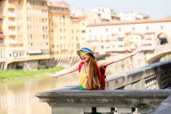 Firenzessä matkustava nainen — kuvapankkivalokuva