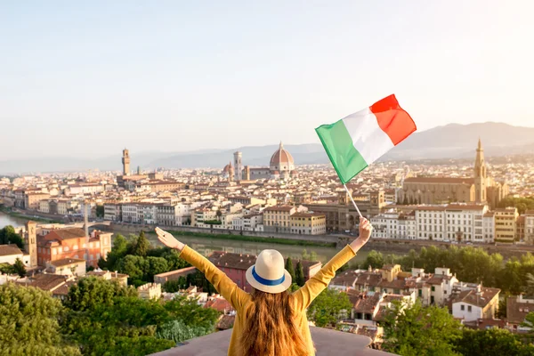 Mujer viajando en Florencia ciudad — Foto de Stock