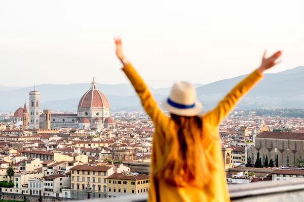 Wanita bepergian di kota Florence — Stok Foto