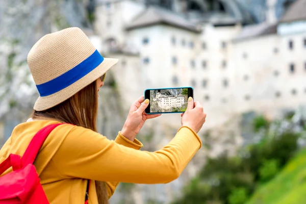 Kvinna som reser i Slovenien — Stockfoto