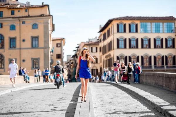 Mujer viajando en Florencia ciudad — Foto de Stock