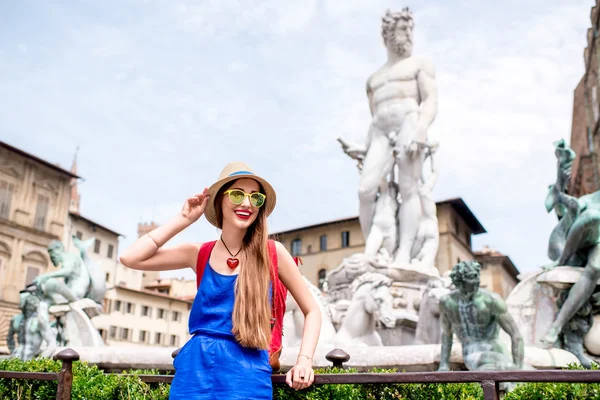 Frau in Florenz-Stadt unterwegs — Stockfoto