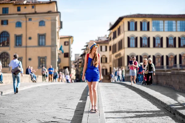 Γυναίκα, ταξιδεύει στην πόλη Φλωρεντία — Φωτογραφία Αρχείου