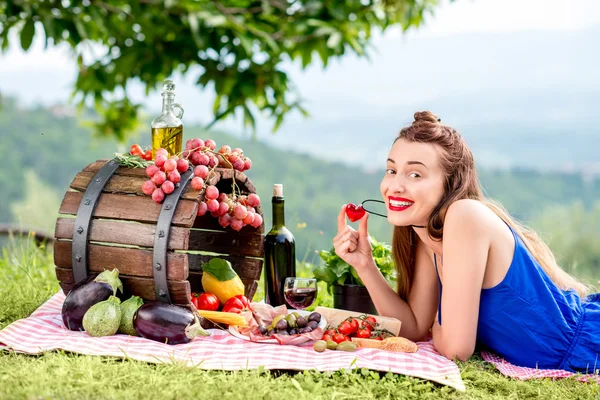 Žena s italské jídlo venku — Stock fotografie