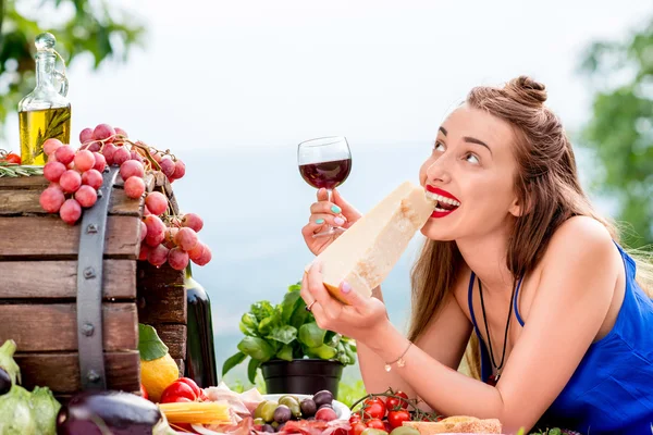 Woman with italian food outdoors — Stock Photo, Image