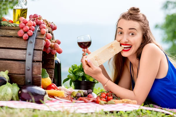 Женщина с итальянской едой на открытом воздухе — стоковое фото