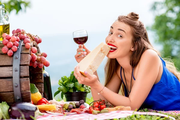 İtalyan yemeklerini açık havada kadınla — Stok fotoğraf
