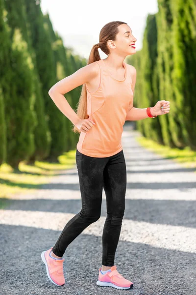 Sportlerin im Freien — Stockfoto