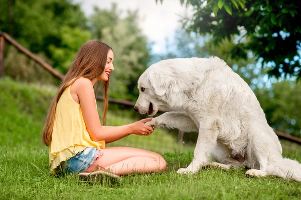 Frau mit Hund im Freien — Stockfoto