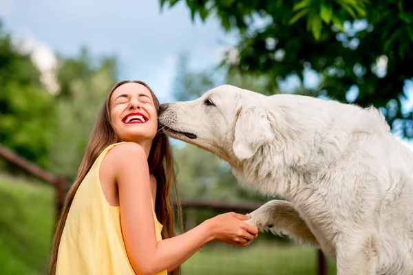 Femme avec chien à l'extérieur — Photo