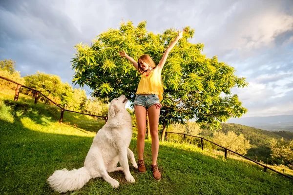 Mulher com cão ao ar livre — Fotografia de Stock