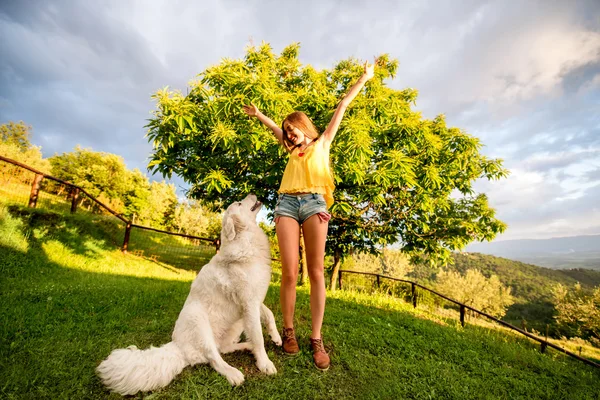 Femme avec chien à l'extérieur — Photo