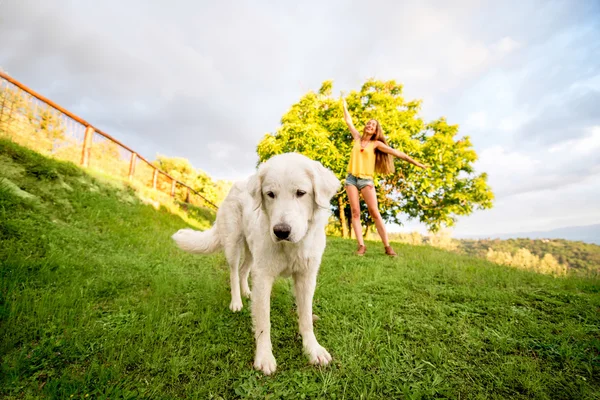 Femme avec chien à l'extérieur — Photo