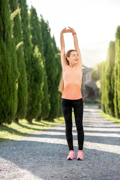 Sport vrouw buitenshuis — Stockfoto