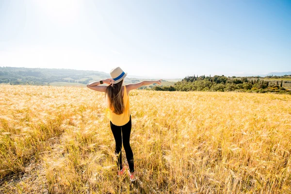 Woman in the wheat field — Stock Photo, Image