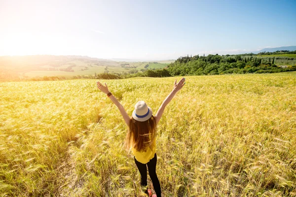 Vrouw in het tarweveld — Stockfoto