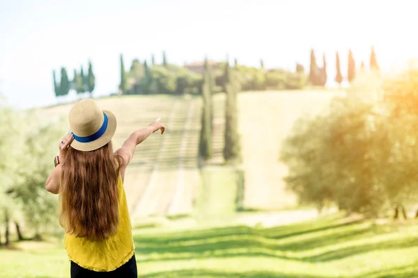 Femme dans le champ de blé — Photo