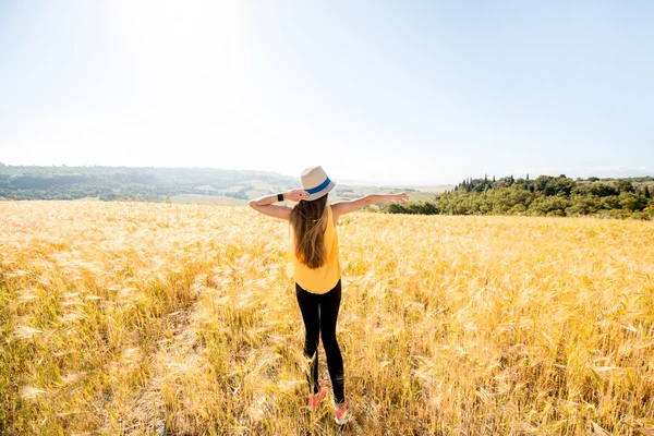 Woman in the wheat field — Stock Photo, Image