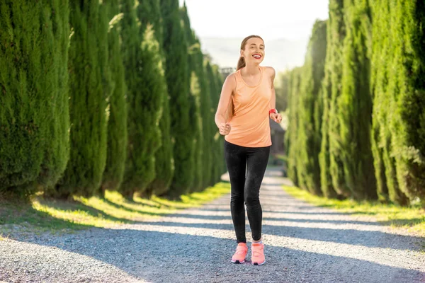 Sport kvinna utomhus — Stockfoto