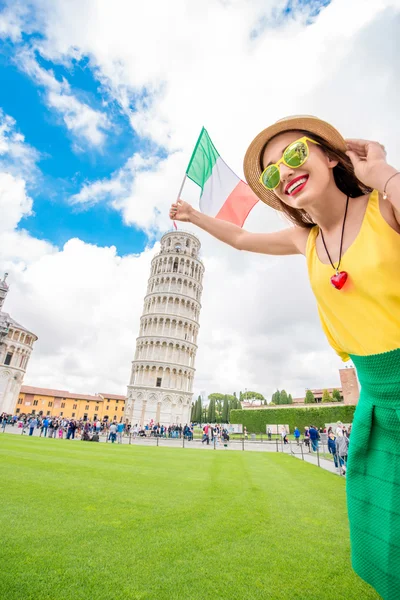 Vrouw reizen in de oude stad Pisa — Stockfoto