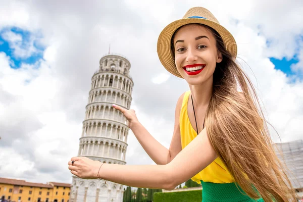 Donna che viaggia nel centro storico di Pisa — Foto Stock