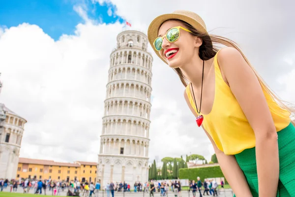 Mujer viajando en Pisa casco antiguo — Foto de Stock