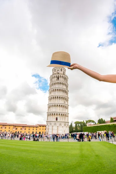 Pisa tower z kapeluszem — Zdjęcie stockowe