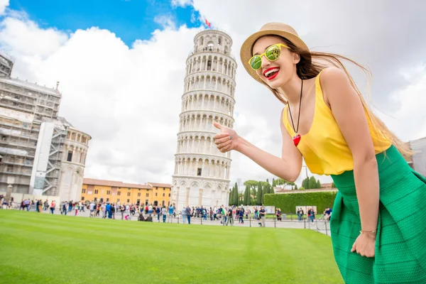 Donna che viaggia nel centro storico di Pisa — Foto Stock