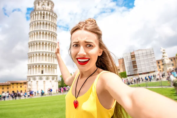 Vrouw reizen in de oude stad Pisa — Stockfoto