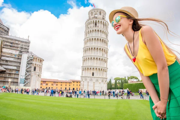 Pisa eski şehirde seyahat kadın — Stok fotoğraf