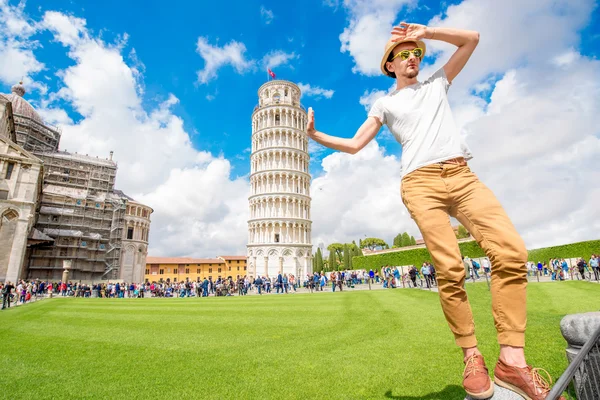 Uomo in viaggio a Pisa centro storico — Foto Stock