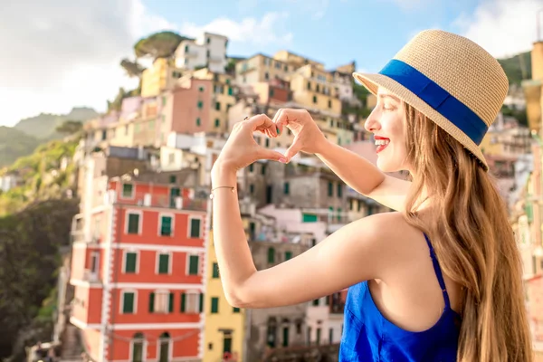 Donna in viaggio città costiera italiana — Foto Stock