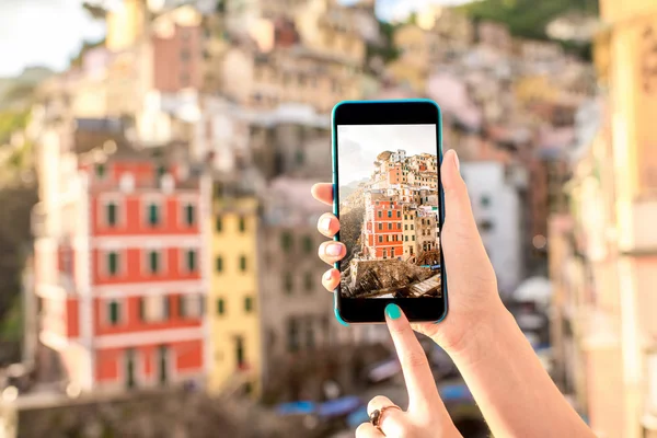Telefon im Hintergrund der Altstadt — Stockfoto