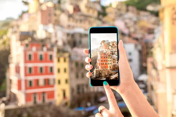 Teléfono en el fondo de la ciudad vieja — Foto de Stock