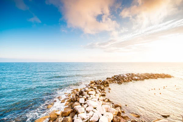 与石质 spi 的海景 — 图库照片
