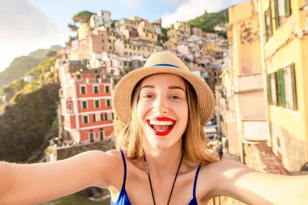 Donna in viaggio città costiera italiana — Foto Stock