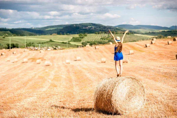 Femme sur le champ de foin — Photo