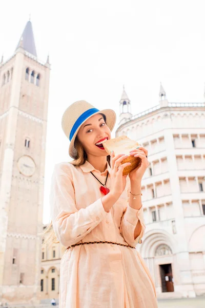 Donna con parmigiano a Parma — Foto Stock