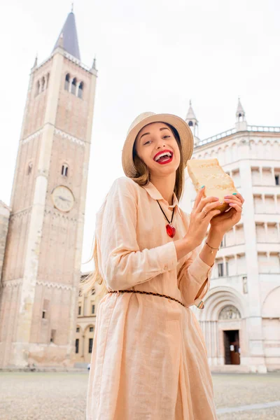 Mujer con queso parmesano en Parma —  Fotos de Stock